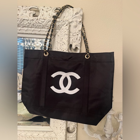 CHANEL VIP Tote Bag - Picture 2 of 4